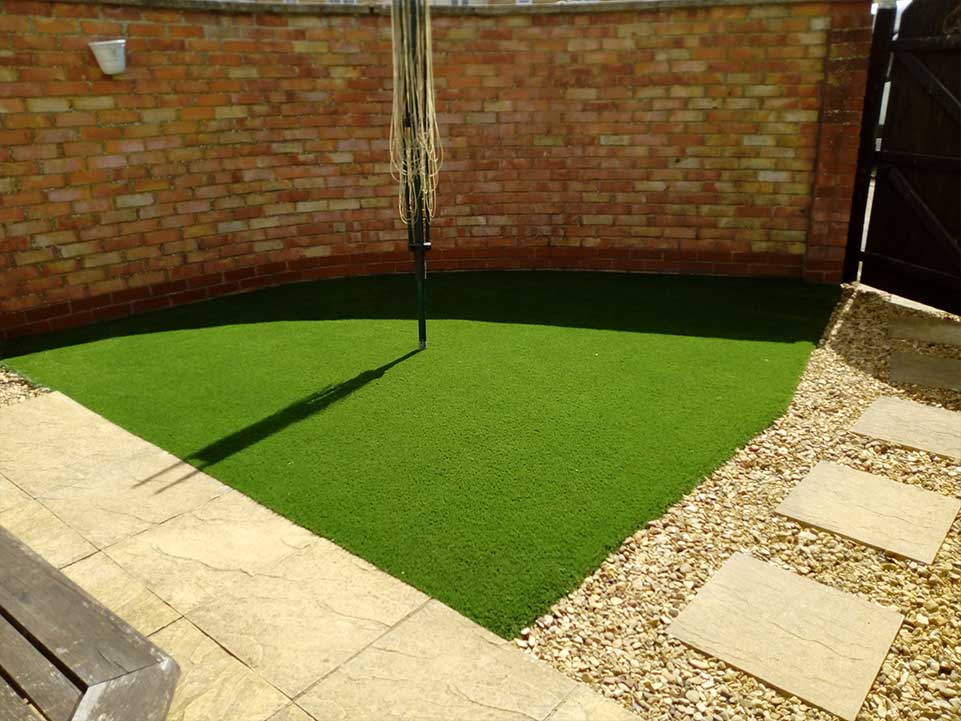 Artificial grass, paving slabs, gravel and clothes line