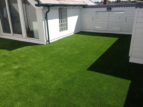 Holiday home with artificial grass